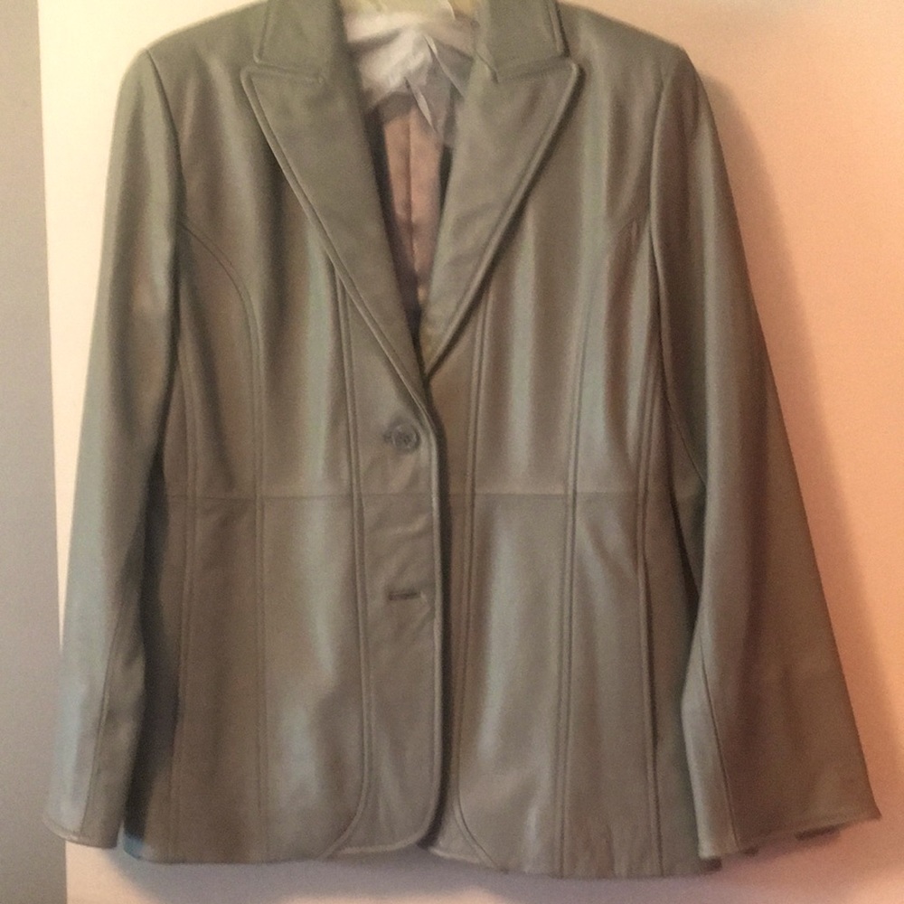 Tailored vintage grey leather blazer with side pockets. Slit at the cuff.